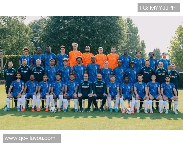 切尔西俱乐部庆祝百场里程碑为帕尔默等五名球员颁发纪念礼物