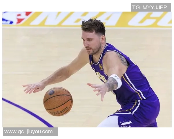 东契奇盛赞詹姆斯融入球队能力强调他多才多艺无人能挡