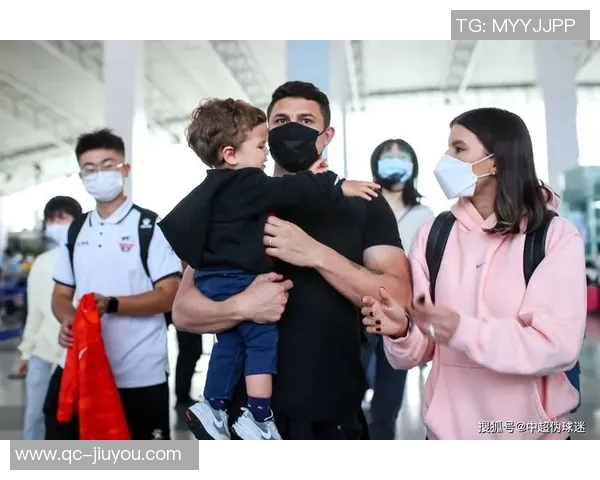 巴西街头偶遇前国脚艾克森身材依旧出众引发网友热议